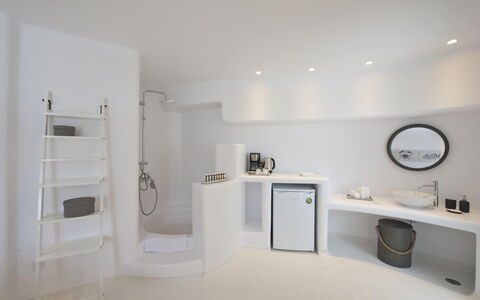 Villa Opallia: Diseño De Interiores, Arreglo De Tubería, Piso, Bañera, Suelo, Techo, Encendiendo, Baño, Habitación, Plomería