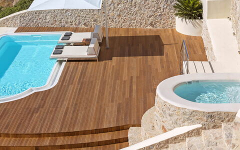 Villa Orestis: Mueble Para Exteriores, Material Compuesto, Piscina, Recurso, Cubierta, Manchas De Madera, Sombra, Diseño, Arreglo De Tubería, Paraguas