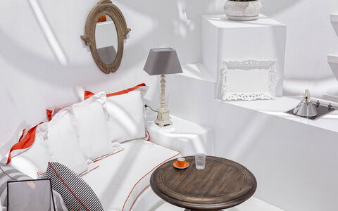 Villa Orestis: Mueble, Amortiguar, Diseño De Interiores, Sala, Arrojar La Almohada, Casa, Almohada, Sofá, Habitación, Linos