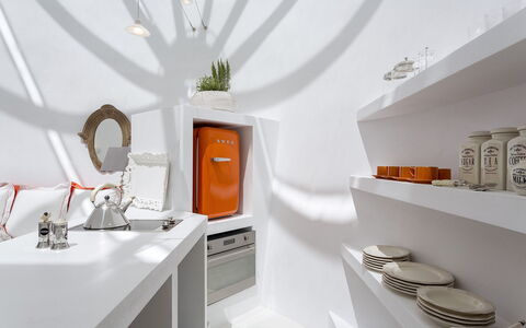 Villa Orestis: Diseño De Interiores, Encendiendo, Techo, Estantería, Estante, Lámpara, Habitación, Cocina, Diseño, Mostrador
