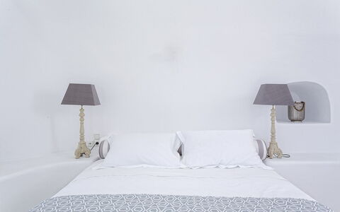 Villa Orestis: Cama, Habitación, Lecho, Sábana, Linos, Mueble, Textil, Arrojar La Almohada, Diseño De Interiores, Almohada