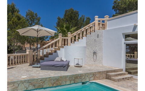 Villa Orion: Material Compuesto, Piscina, Sombra, Mueble Para Exteriores, Escalera, Hormigón, Losa, Recurso, Diseño, Loseta