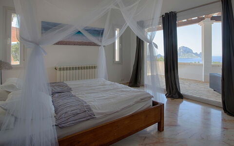 Villa Orion: Mueble, Diseño De Interiores, Habitación, Cama, Suelo, Piso, Madera, Techo, Textil, Habitación