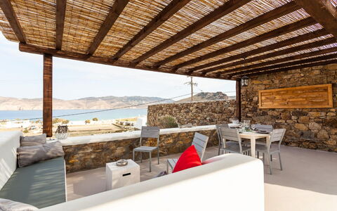 Villa Paradeisos: Piso, Diseño De Interiores, Mueble, Suelo, Techo, Silla, Sombra, Sala, Sofá
