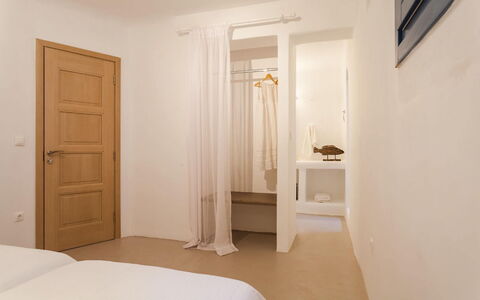 Villa Paradeisos: Diseño De Interiores, Pared, Mueble, Madera, Suelo, Piso, Techo, Habitación, Cama, Habitación