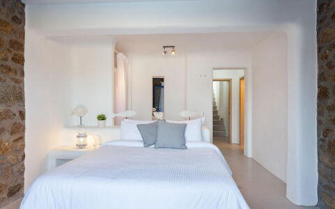Villa Paradeisos: Pared, Diseño De Interiores, Habitación, Cama, Mueble, Techo, Casa, Encendiendo, Lecho, Habitación