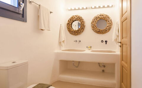 Villa Paradeisos: Pared, Diseño De Interiores, Arreglo De Tubería, Baño, Piso, Lavabo Del Baño, Suelo, Techo, Encendiendo, Lavabo