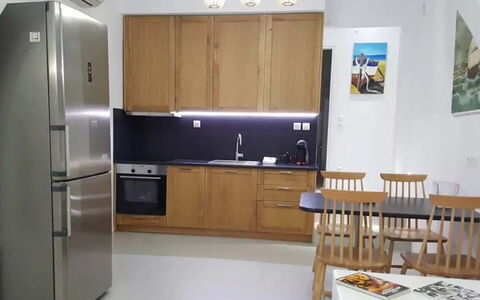 Villa Pirgi: Mueble, Piso, Aparato De Cocina, Electrodoméstico, Cocina, Madera, Diseño De Interiores, Suelo, Mostrador, Silla