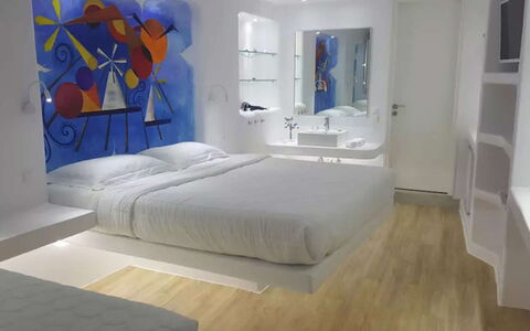 Villa Pirgi: Habitación, Cama, Diseño De Interiores, Mueble, Sábana, Lecho, Techo, Suelo, Piso, Departamento