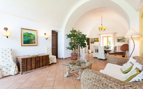 Villa Polluce: Mueble, Piso, Maceta, Planta De Casa, Silla, Cocina Y Comedor Mesa, Sala, Comedor, Florero, Mesa De Café
