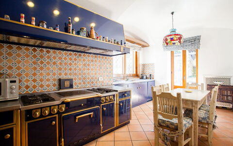 Villa Polluce: Diseño De Interiores, Cocina, Piso, Estufa De Cocina, Loseta, Techo, Habitación, Estufa De Gas, Estufa, Mostrador