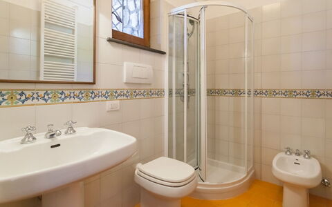 Villa Polluce: Piso, Suelo, Arreglo De Tubería, Diseño De Interiores, Baño, Lavabo, Grifo, Plomería, Lavabo Del Baño, Loseta