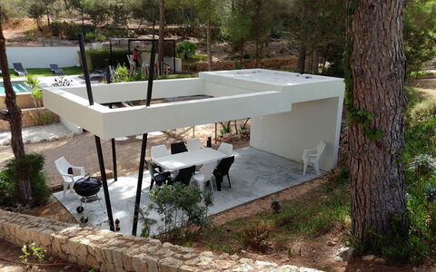 Villa Roja: Arquitectura, Sombra, Hormigón, Jardín, Estructura Al Aire Libre, Material Natural, Paisajismo, Diseño, Patio Interior, Pérgola