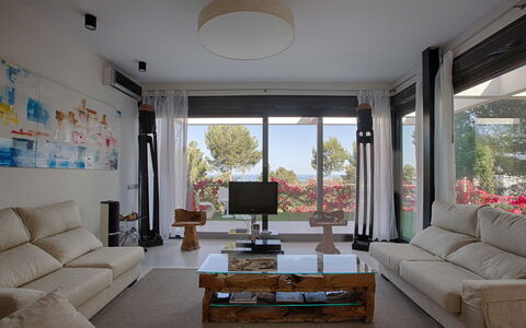 Villa Roja: Mueble, Diseño De Interiores, Sofá, Sala, Madera, Piso, Techo, Suelo, Televisión, Habitación
