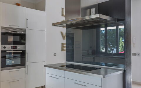 Villa Roja: Cocina, Diseño De Interiores, Mostrador, Aparato De Cocina, Piso, Electrodoméstico, Gabinetes, Suelo, Casa, Techo