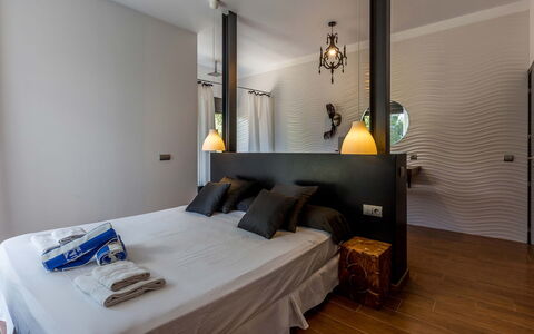 Villa Roja: Diseño De Interiores, Cama, Habitación, Mueble, Pared, Piso, Suelo, Madera, Techo, Habitación