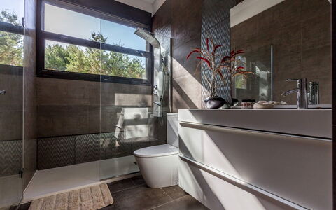 Villa Roja: Arreglo De Tubería, Baño, Diseño De Interiores, Piso, Mueble De Baño, Suelo, Grifo, Lavabo, Casa, Plomería
