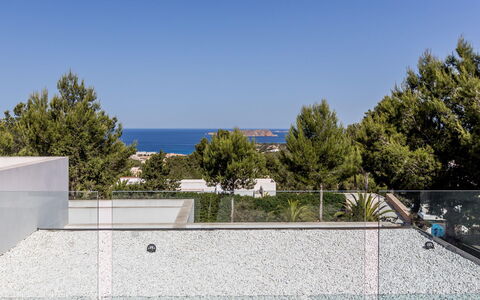 Villa Roja: Material Compuesto, Hormigón, Piscina, Sombra, Loseta, La Luz Del Día, Balcón, Pretil