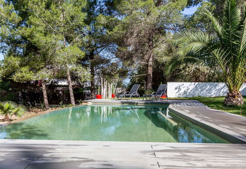 Villa Roja: Piscina, Recurso, Sombra, Jardín, Eco Hotel, Paisajismo, Fuente De Agua, Patio Interior, Mueble Para Exteriores