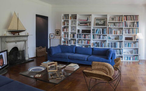 Villa Romantica: Mueble, Librero, Diseño De Interiores, Sofá, Piso, Estantería, Estante, Suelo, Sala, Madera
