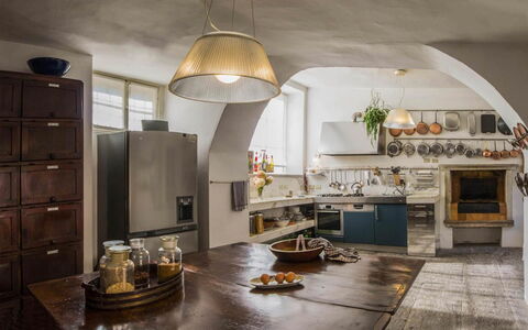 Villa Romantica: Mueble, Diseño De Interiores, Cocina, Piso, Mostrador, Encendiendo, Lámpara, Habitación, Techo, Casa