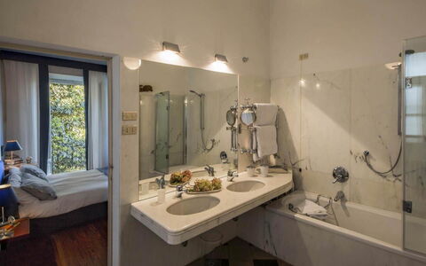 Villa Romantica: Diseño De Interiores, Piso, Suelo, Habitación, Arreglo De Tubería, Baño, Techo, Plomería, Linos, Habitación
