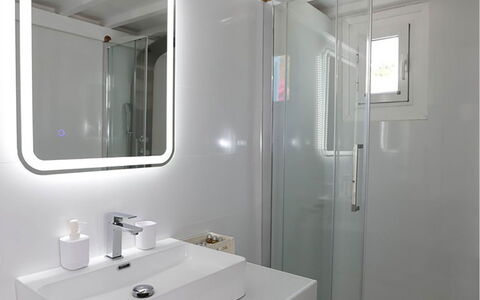Villa Rose 1: Arreglo De Tubería, Lavabo, Lavabo Del Baño, Baño, Diseño De Interiores, Grifo, Plomería, Suelo, Techo, Espejo