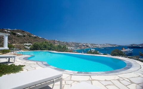 Villa Rose 2: Azul, Piscina, Recurso, Mueble Para Exteriores, Costa, Costeras Y Los Accidentes Geográficos Oceánico, Mar, Silla, Oceano