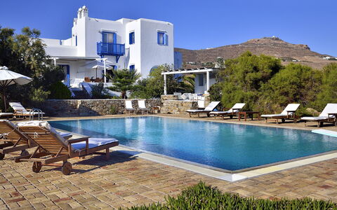 Villa Sesilia: Azul, Piscina, Recurso, Mueble, Silla, Mueble Para Exteriores, Eco Hotel, Cocina Y Comedor Mesa, Villa, Inmuebles