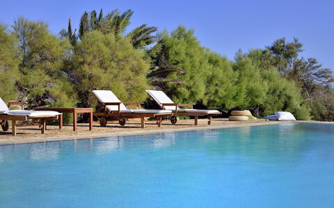 Villa Sesilia: Piscina, Recurso, Mueble Para Exteriores, Mueble, Silla, Eco Hotel, Sunlounger, Sombra, Zona Tropical, Paraguas