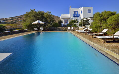 Villa Sesilia: Azul, Piscina, Recurso, Eco Hotel, Inmuebles, Mueble Para Exteriores, Villa, Sunlounger, Ciudad De Vacaciones, Silla