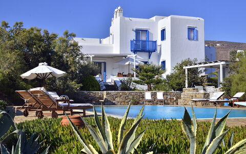 Villa Sesilia: Azul, Recurso, Piscina, Silla, Mueble, Mueble Para Exteriores, Cocina Y Comedor Mesa, Restaurante, Eco Hotel, Hotel