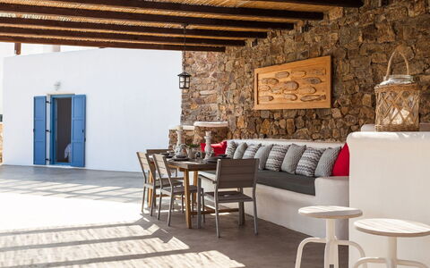 Villa Smaràgdi: Mueble, Piso, Suelo, Silla, Pared De Piedra, Cocina Y Comedor Mesa, Mueble Para Exteriores, Ladrillo, Sombra, Sala