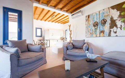 Villa Smaràgdi: Mueble, Diseño De Interiores, Sofá, Madera, Piso, Suelo, Silla, Mesa, Sala, Departamento