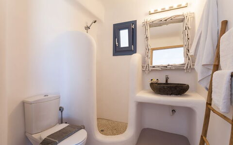 Villa Smaràgdi: Pared, Diseño De Interiores, Arreglo De Tubería, Habitación, Techo, Baño, Plomería, Lavabo, Diseño, Asiento Del Baño