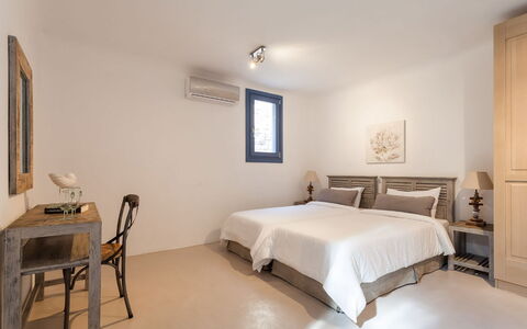 Villa Smaràgdi: Mueble, Diseño De Interiores, Piso, Suelo, Madera, Techo, Habitación, Cama, Habitación, Encendiendo