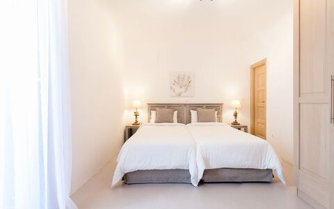 Villa Smaràgdi: Mueble, Diseño De Interiores, Cama, Habitación, Madera, Suelo, Piso, Habitación, Techo, Lecho