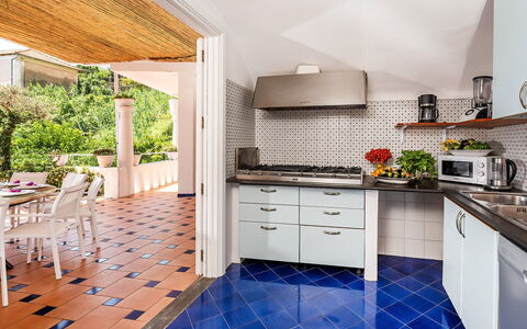 Villa Sole di Amalfi: Cocina, Piso, Diseño De Interiores, Suelo, Electrodoméstico, Aparato De Cocina, Mostrador, Mueble, Casa, Loseta