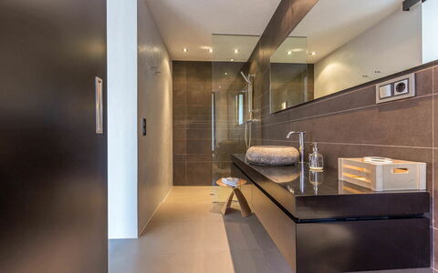 Villa Tomsk: Diseño De Interiores, Piso, Pared, Arreglo De Tubería, Baño, Suelo, Mueble De Baño, Techo, Lámpara, Lavabo