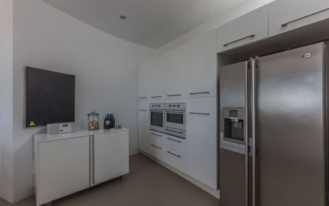 Villa Tomsk: Piso, Diseño De Interiores, Cocina, Aparato De Cocina, Electrodoméstico, Suelo, Techo, Madera, Mostrador, Gabinetes