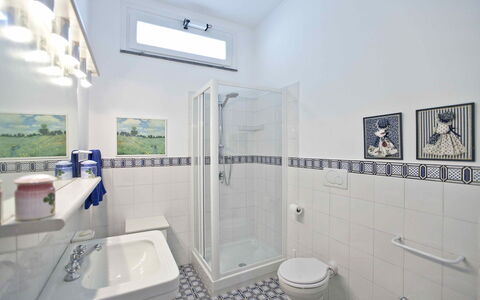 Villa Torre del Sole: Piso, Suelo, Diseño De Interiores, Arreglo De Tubería, Baño, Loseta, Plomería, Techo, Baño, Habitación