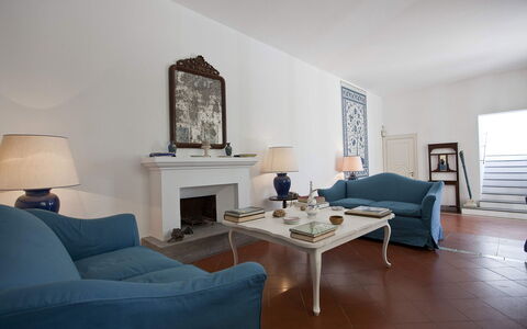 Villa Torre del Sole: Mueble, Diseño De Interiores, Piso, Pared, Sofá, Suelo, Sala, Habitación, Techo, Mesa