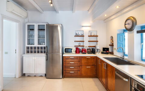 Villa Tramountana: Electrodoméstico, Cocina, Aparato De Cocina, Mueble, Mostrador, Madera, Gabinetes, Diseño De Interiores, Piso, Refrigerador