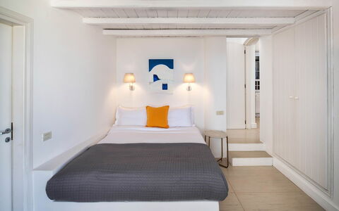 Villa Tramountana: Pared, Diseño De Interiores, Habitación, Piso, Techo, Suelo, Cama, Departamento, Mueble, Casa