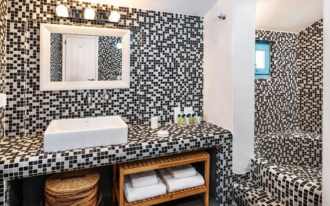 Villa Tramountana: Baño, Arreglo De Tubería, Diseño De Interiores, Piso, Suelo, Plomería, Mosaico, Grifo, Loseta, Cerámico