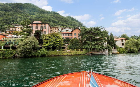 Villa Traversi: Agua, Cuerpo De Agua, Barco, Watercraft, Camino Acuático, Casa, Corriente De Agua, Canal, Lago, Banco