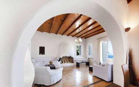 Villa Tychi: Mueble, Piso, Arquitectura, Suelo, Diseño De Interiores, Casa, Techo, Suelos De Madera, Departamento, Sala