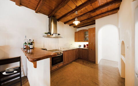 Villa Tychi: Piso, Madera, Diseño De Interiores, Techo, Suelo, Mostrador, Cocina, Mueble, Gabinetes, Habitación