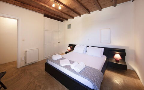 Villa Tychi: Suelo, Piso, Diseño De Interiores, Techo, Encendiendo, Habitación, Habitación, Cama, Departamento, Suelos De Madera