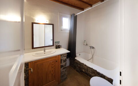 Villa Tychi: Baño, Arreglo De Tubería, Piso, Diseño De Interiores, Pared, Suelo, Lavabo Del Baño, Lavabo, Grifo, Techo